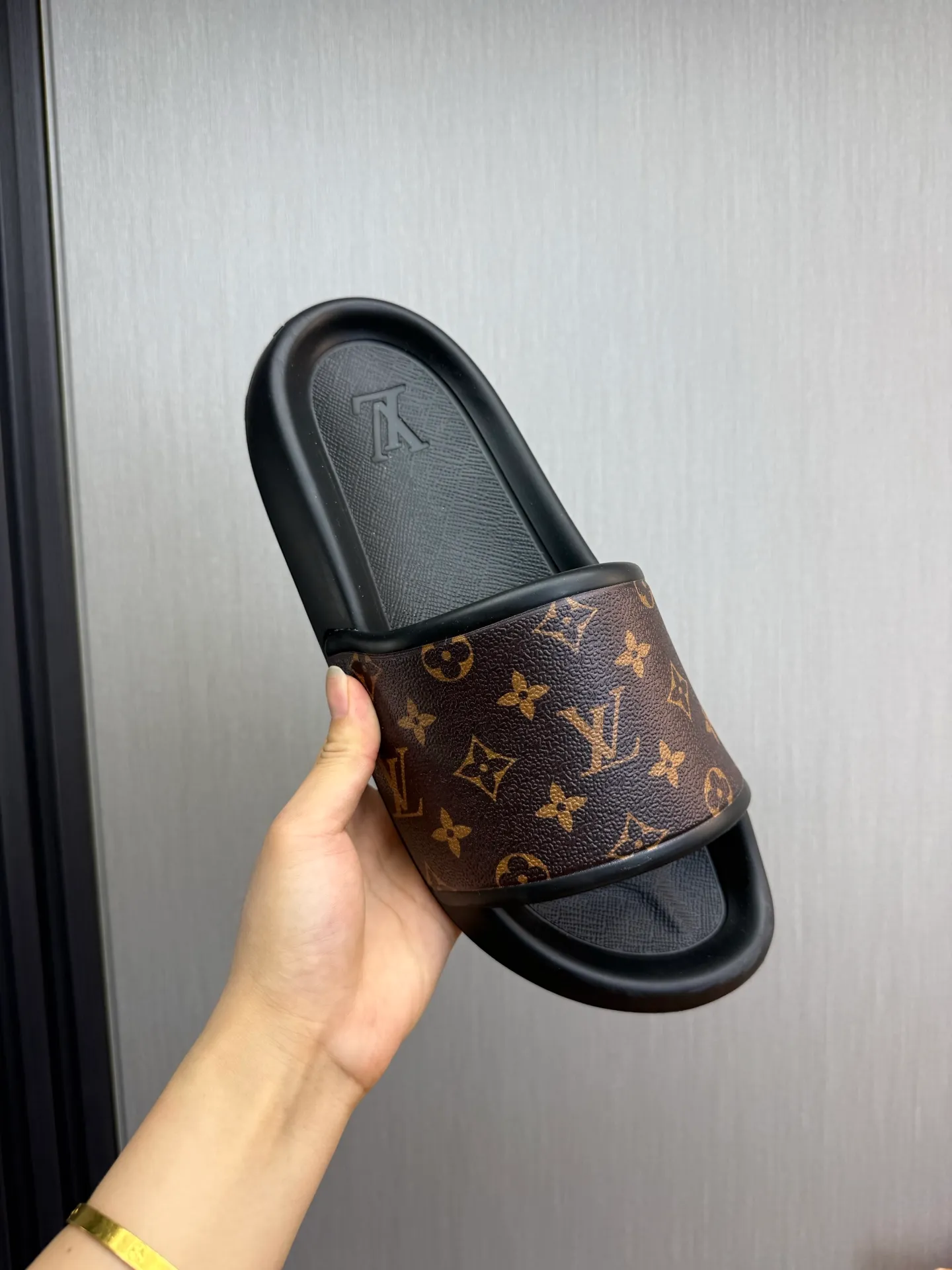 Men's shoes 💰280💰 ▪️LV's popular Little Red Book popular slippers hot sale: 1 shipment✅ Super textured and comfortable slippers, original TPU outsole. Authentic counter box drawer box packaging 🎁Size 38-45